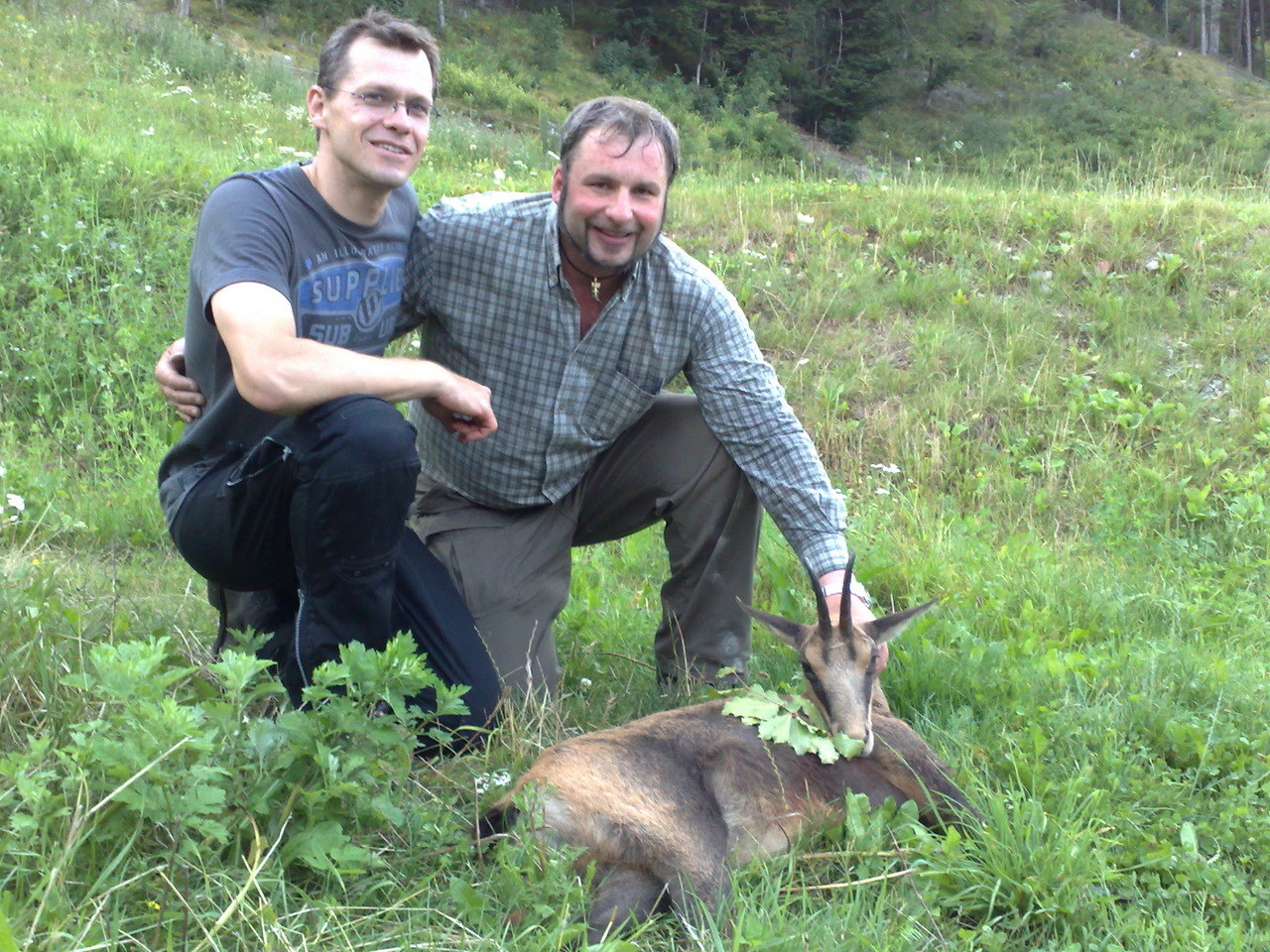 Zoom-In Ein Freund war bei der Erlegung der Gams dabei