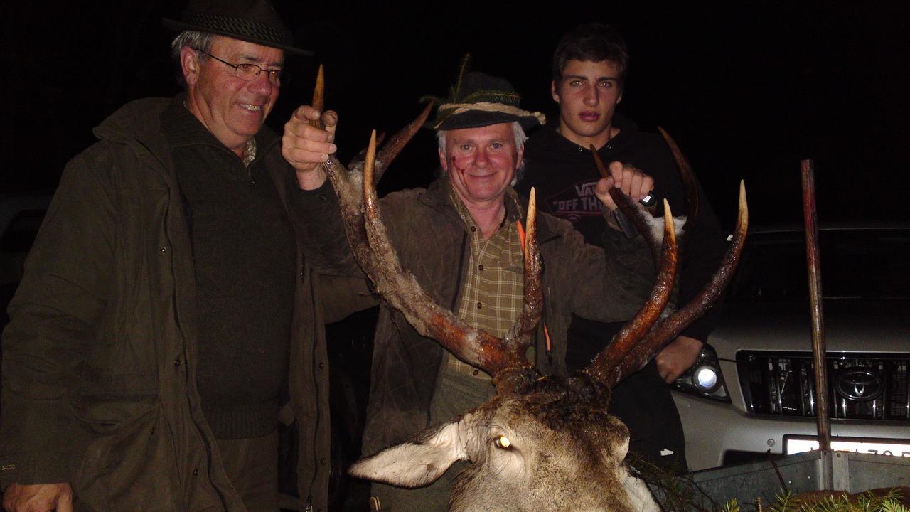 Zoom-In Schuster Franz mit seinem Berghirsch